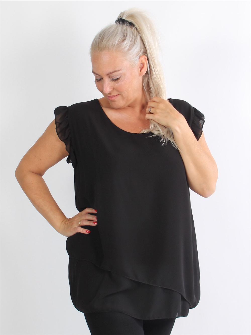 Helene - Sort chiffon bluse med søde flæseærmer